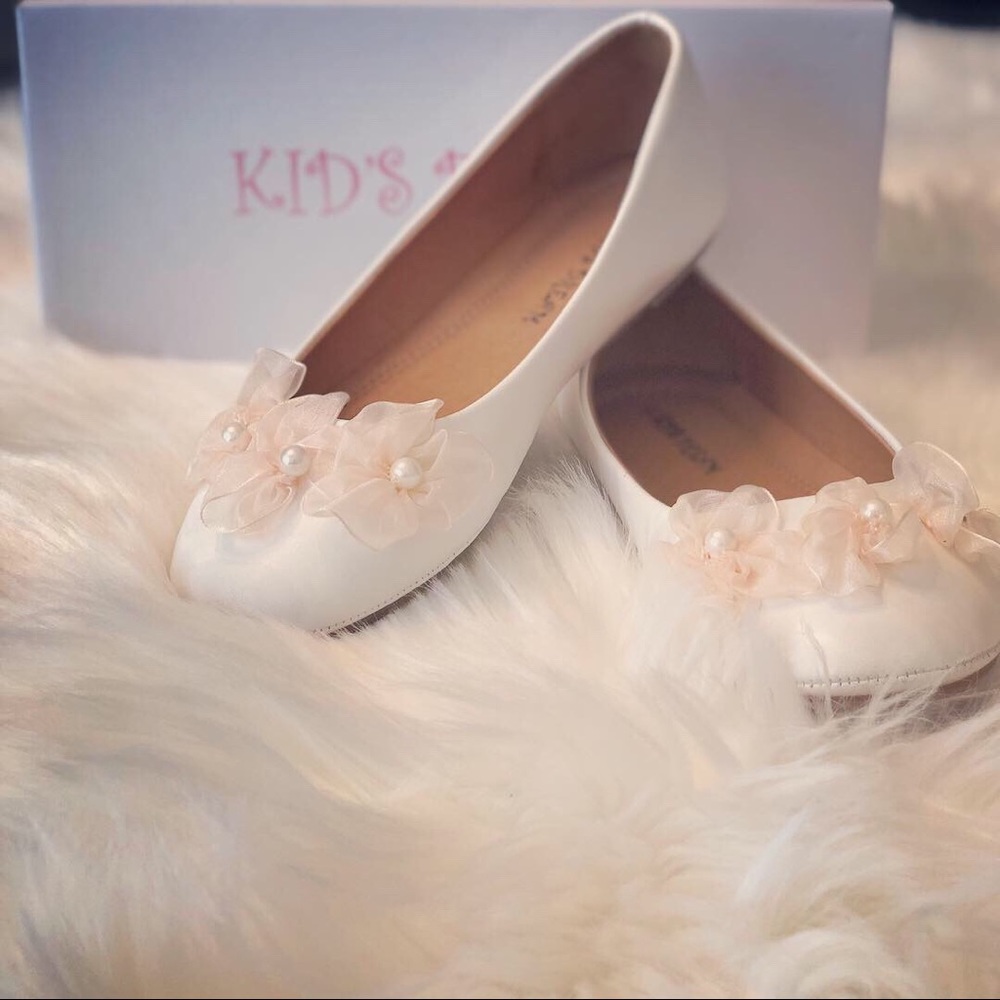 Kids Dream Ivory Flower Flat - Girls - Picture 2 of 8